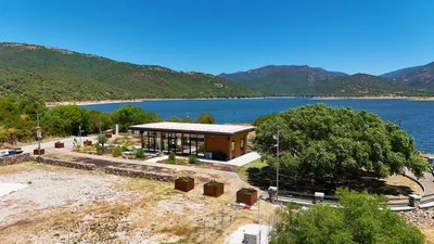Area camper e lago vista aerea