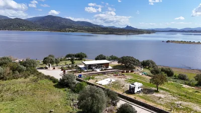 Prato verde sul lago