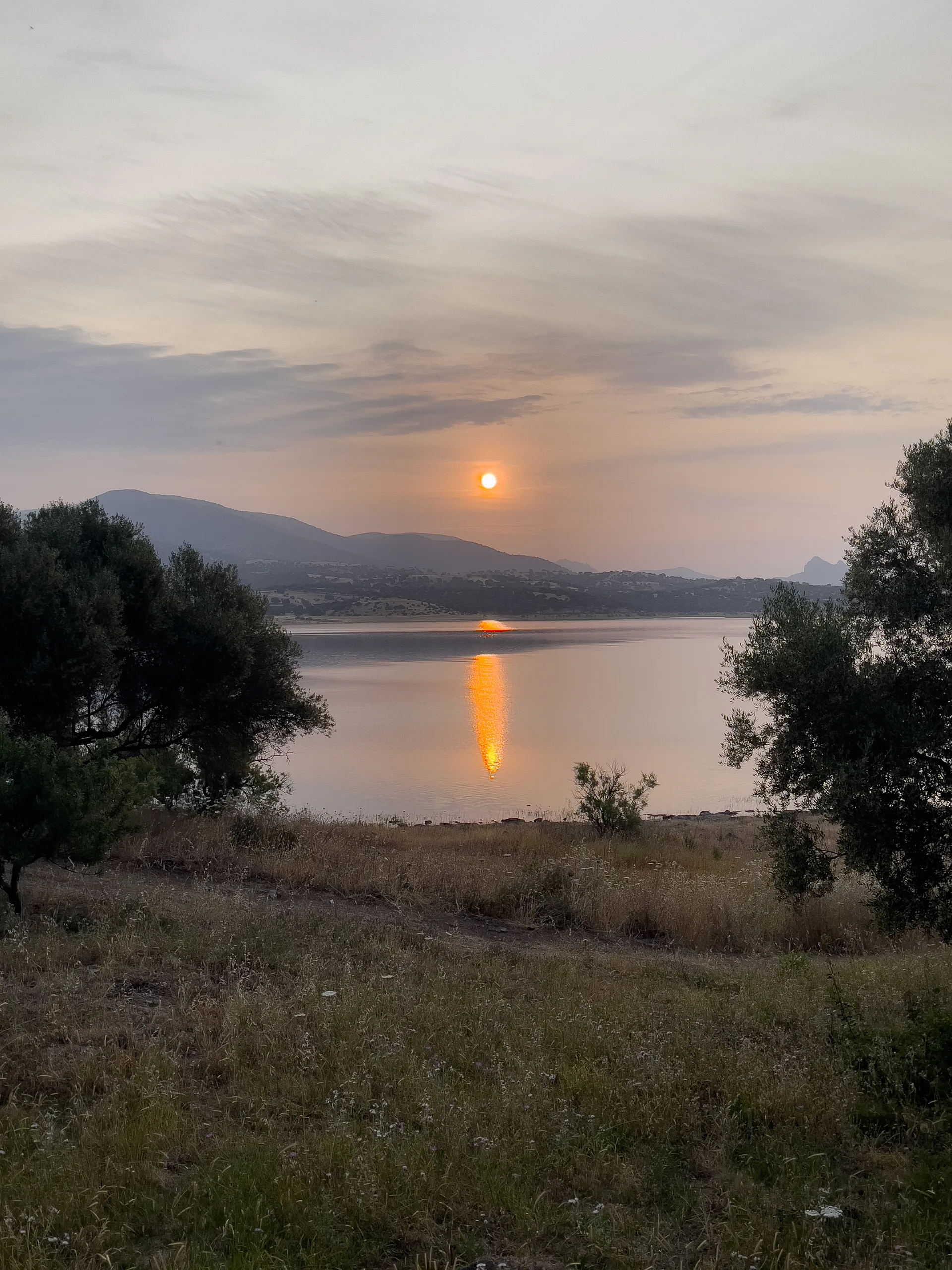 Aperitivo al tramonto sul Lago Coghinas